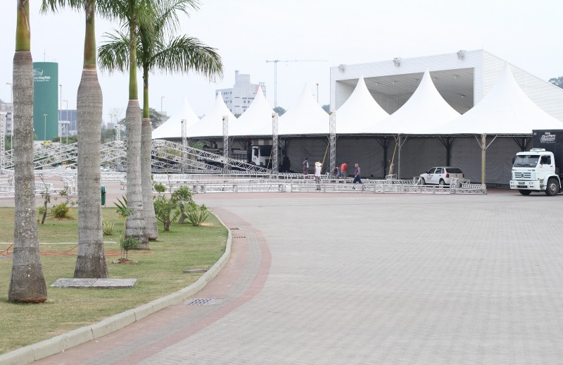 Parque das Nações começa receber estrutura para Festa das Etnias