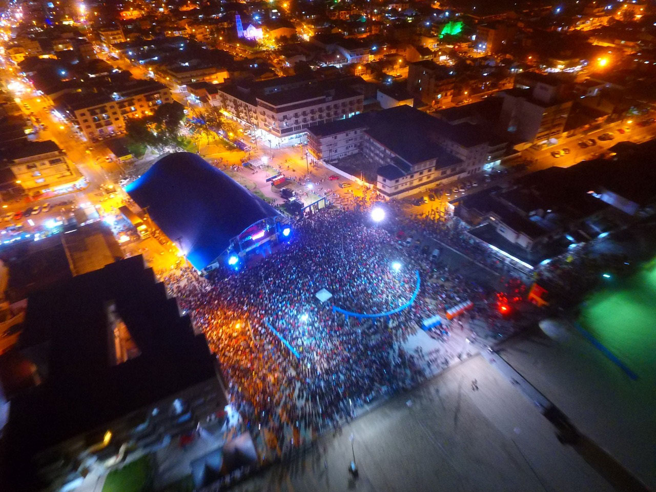 Show nacional atrai multidão e marca a temporada em Balneário Arroio do Silva