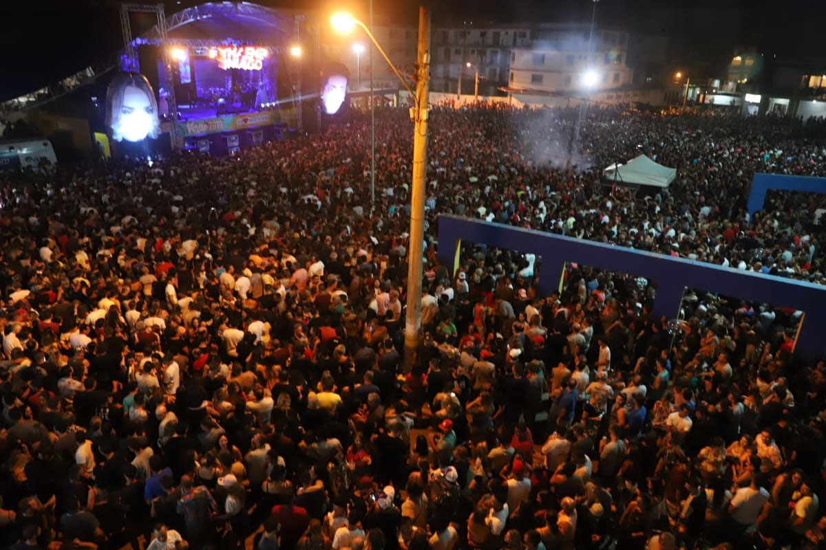 Show nacional atrai multidão e marca a temporada em Balneário Arroio do Silva