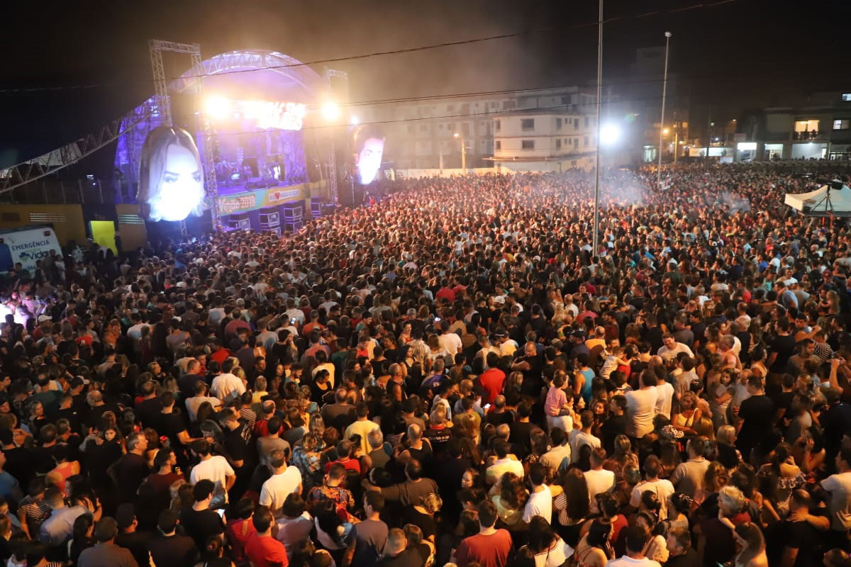 Show nacional atrai multidão e marca a temporada em Balneário Arroio do Silva