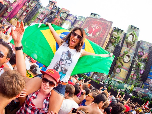 PÃºblico danÃ§a em ediÃ§Ã£o belga do Tomorrowland, que acontecerÃ¡ no Brasil (Foto: DivulgaÃ§Ã£o)